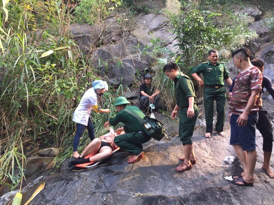  Một du khách Anh bị tai nạn khi cùng nhóm bạn leo thác  - Ảnh 1.