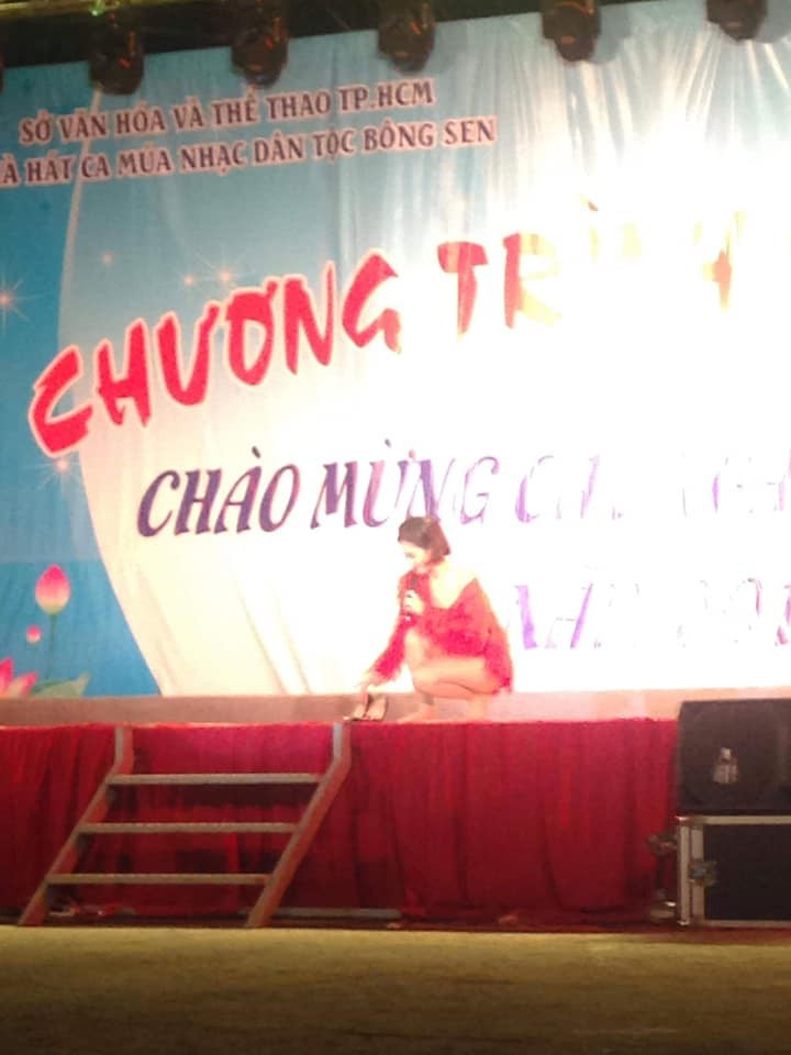 May mà Đông Nhi phản ứng kịp khi mắc kẹt giày trên sân khấu, nếu không thì nguy hiểm biết chừng nào - Ảnh 1. May mà Đông Nhi phản ứng kịp khi mắc kẹt giày trên sân khấu, nếu không thì nguy hiểm biết chừng nào - Ảnh 1.