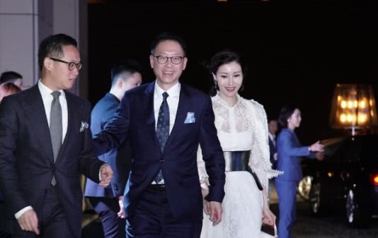 Sự kiện quy tụ giới siêu giàu Hong Kong: Tiểu tam Hoa hậu Lý Gia Hân e lệ bên đại gia, chạm trán vợ cũ của chồng cùng tham dự - Ảnh 1.