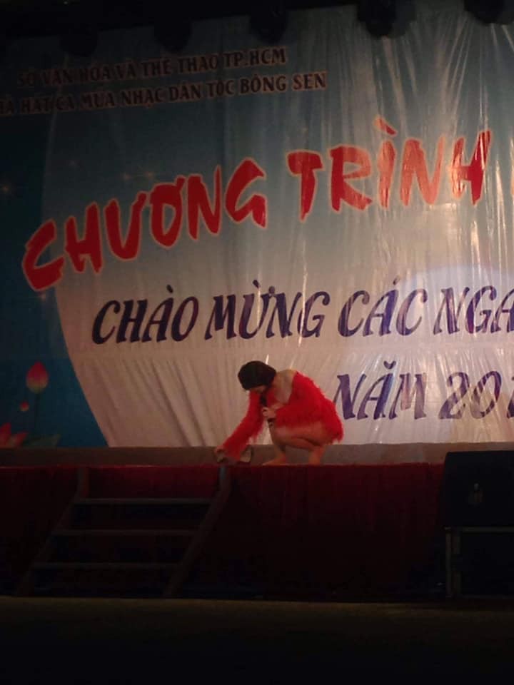 May mà Đông Nhi phản ứng kịp khi mắc kẹt giày trên sân khấu, nếu không thì nguy hiểm biết chừng nào - Ảnh 2. May mà Đông Nhi phản ứng kịp khi mắc kẹt giày trên sân khấu, nếu không thì nguy hiểm biết chừng nào - Ảnh 2.