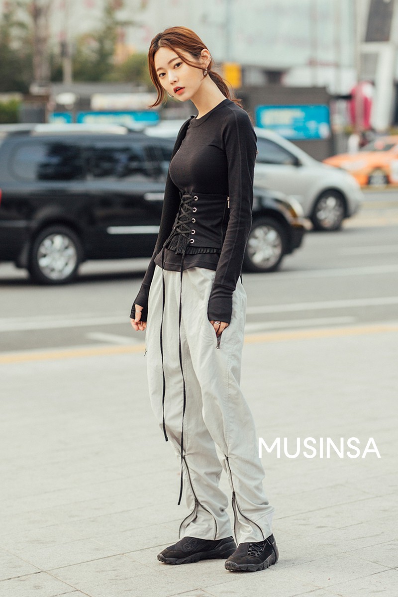 Street style giới trẻ Hàn tuần qua chứng minh đỉnh cao của mặc đẹp chính là lên đồ đơn giản hết cỡ nhưng vẫn đẹp hết nấc - Ảnh 2.