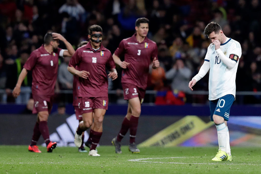 Messi, Ronaldo làm gì cũng có nhau: Cùng bị loại khỏi World Cup trong một ngày, giờ đây lại rủ nhau nếm trái đắng ở trận đầu tái xuất - Ảnh 5. Messi, Ronaldo làm gì cũng có nhau: Cùng bị loại khỏi World Cup trong một ngày, giờ đây lại rủ nhau nếm trái đắng ở trận đầu tái xuất - Ảnh 5.