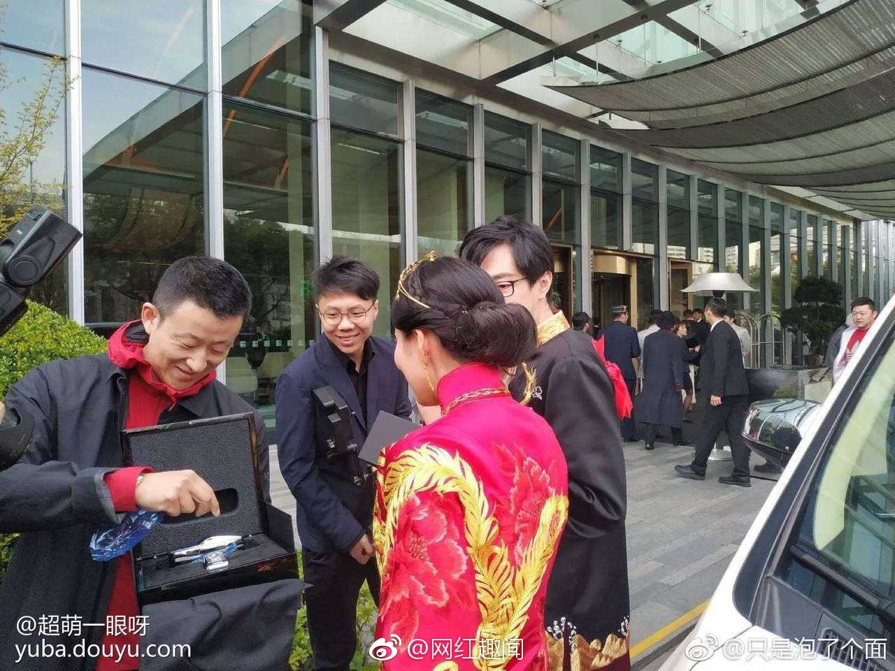 Đám cưới hot nhất hôm nay: Thiếu gia giàu nhất Trung Quốc làm phù rể, tặng nóng cô dâu chú rể 1 chiếc Rolls Royce - Ảnh 8.