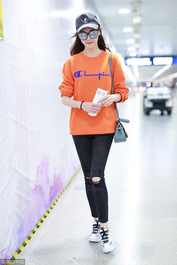 Lấn át cả Dương Mịch, Đường Yên, sao nữ kém tên tuổi này được netizen nhận xét là có body đẹp nhất khi diện áo nỉ oversize - Ảnh 3. Lấn át cả Dương Mịch, Đường Yên, sao nữ kém tên tuổi này được netizen nhận xét là có body đẹp nhất khi diện áo nỉ oversize - Ảnh 3.