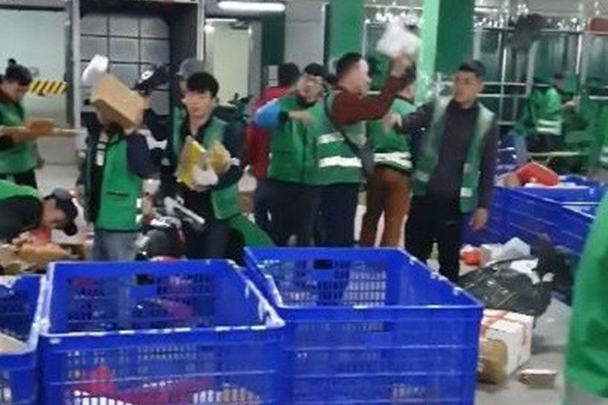 Nhân viên Giao Hàng Tiết Kiệm ném hàng: Tôi không tin đây là lần đầu - Ảnh 1. Nhân viên Giao Hàng Tiết Kiệm ném hàng: Tôi không tin đây là lần đầu - Ảnh 1.