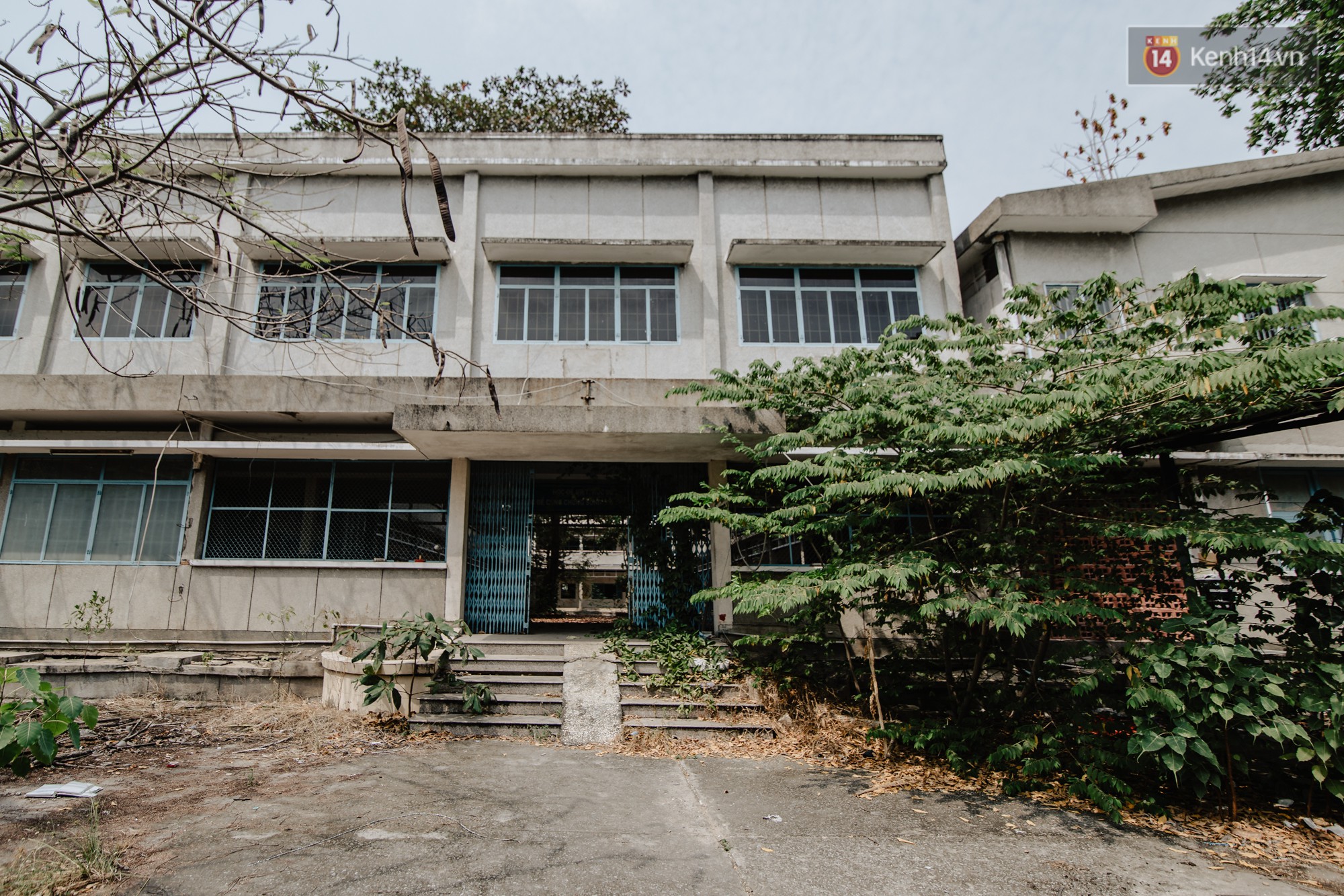 Khung cảnh rợn người bên trong trường học 40 năm tuổi bị bỏ hoang tại Sài Gòn - Ảnh 2.