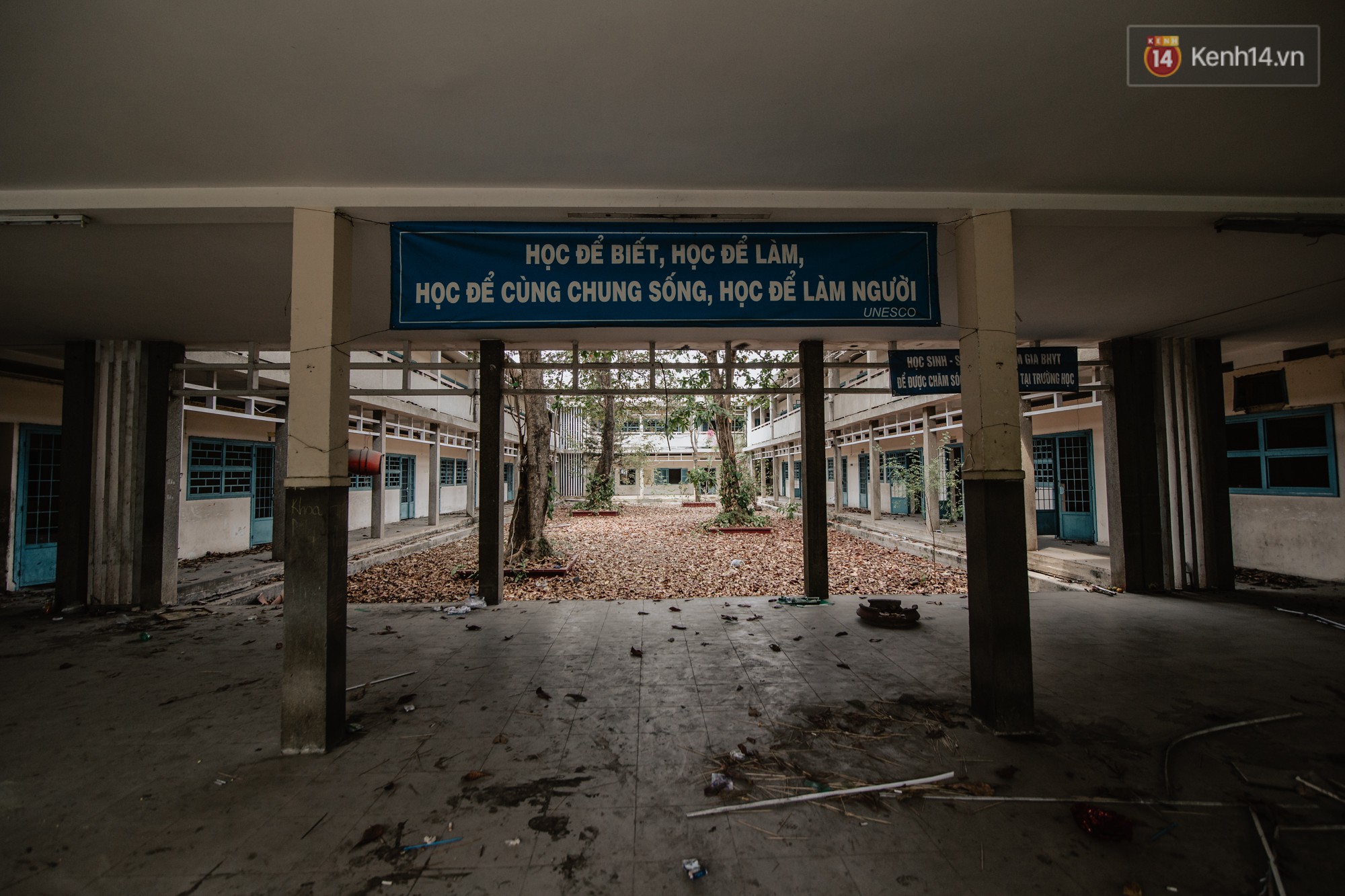 Khung cảnh rợn người bên trong trường học 40 năm tuổi bị bỏ hoang tại Sài Gòn - Ảnh 7.