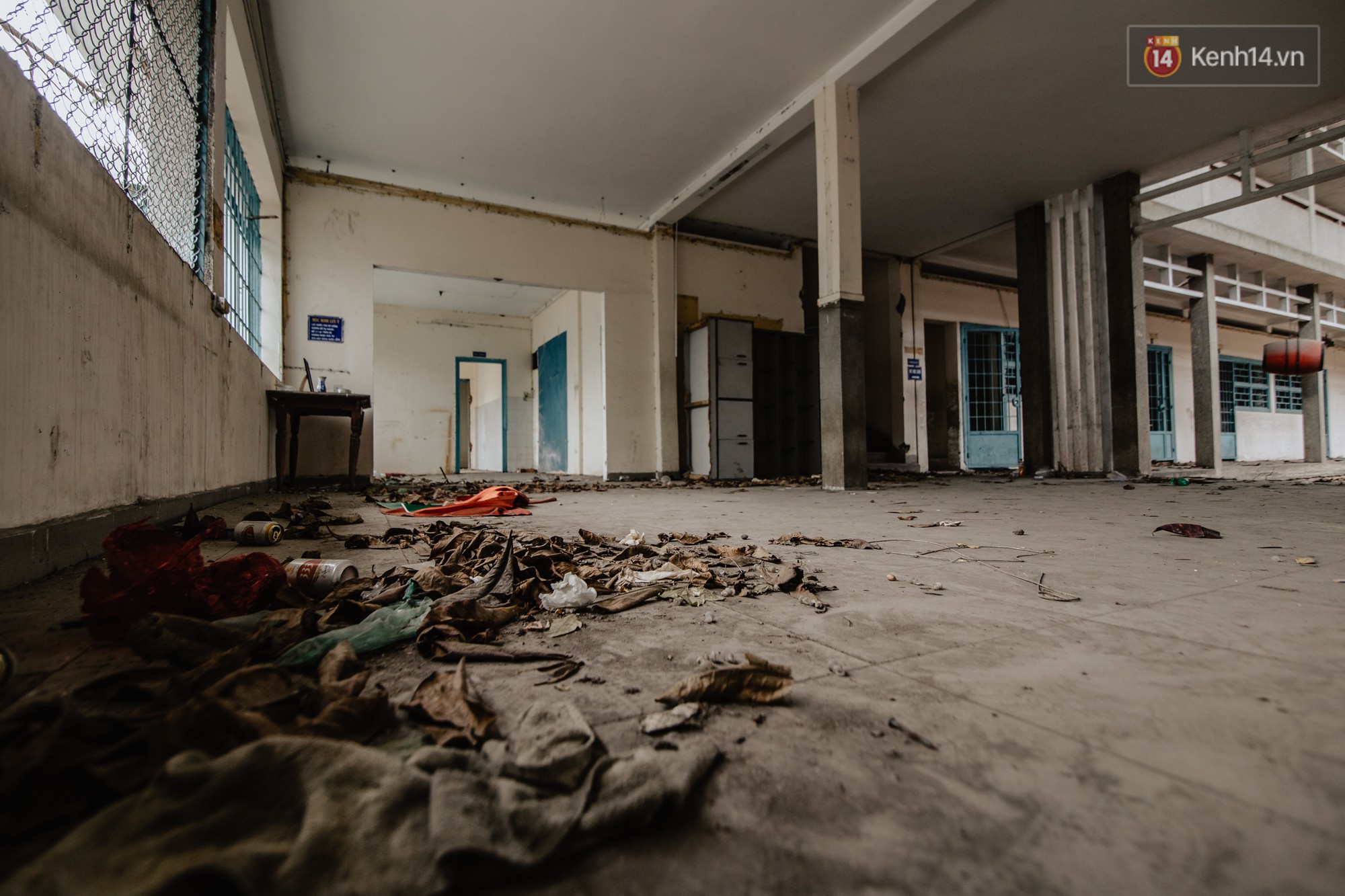 Khung cảnh rợn người bên trong trường học 40 năm tuổi bị bỏ hoang tại Sài Gòn - Ảnh 8.