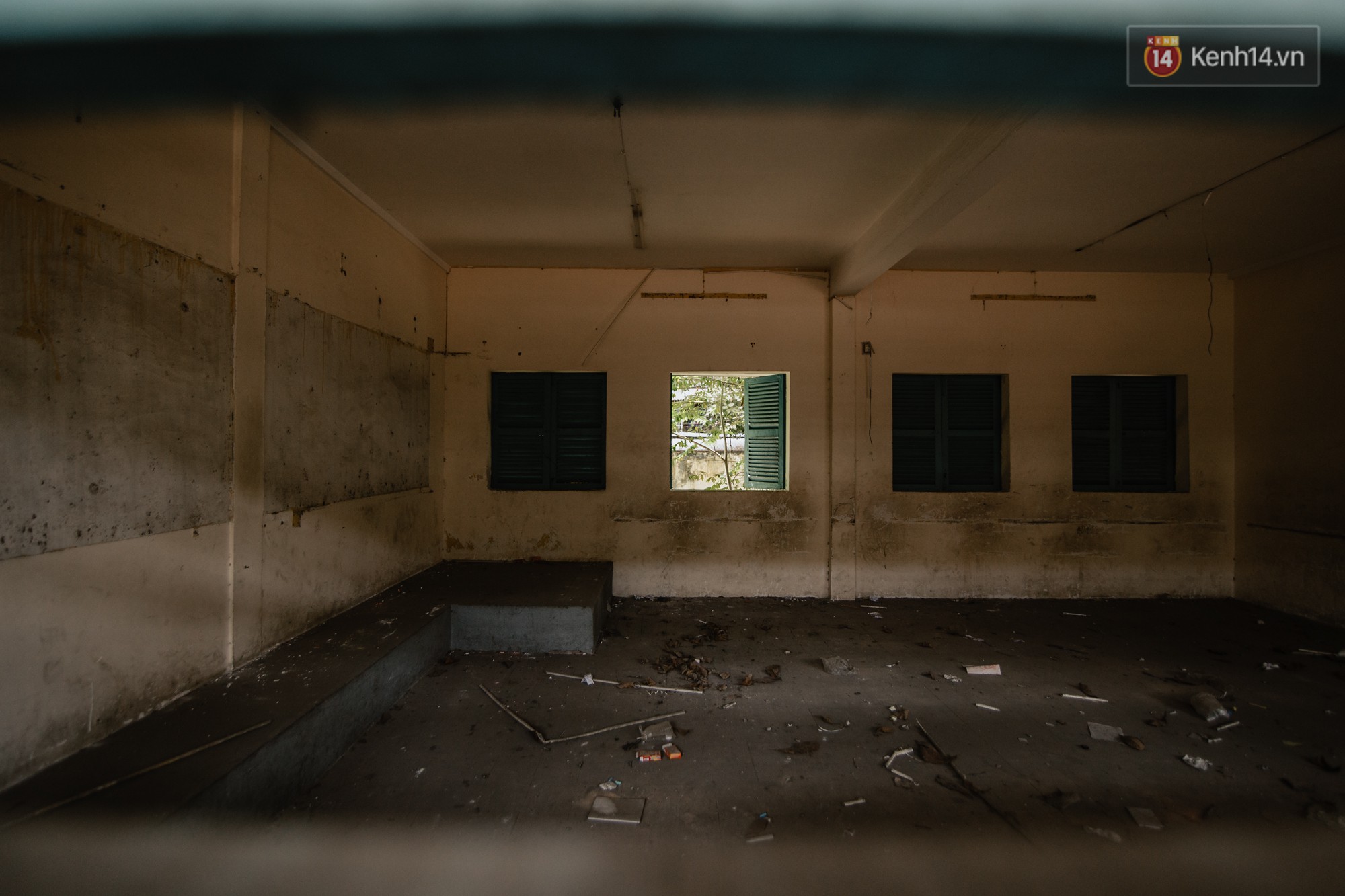 Khung cảnh rợn người bên trong trường học 40 năm tuổi bị bỏ hoang tại Sài Gòn - Ảnh 12.