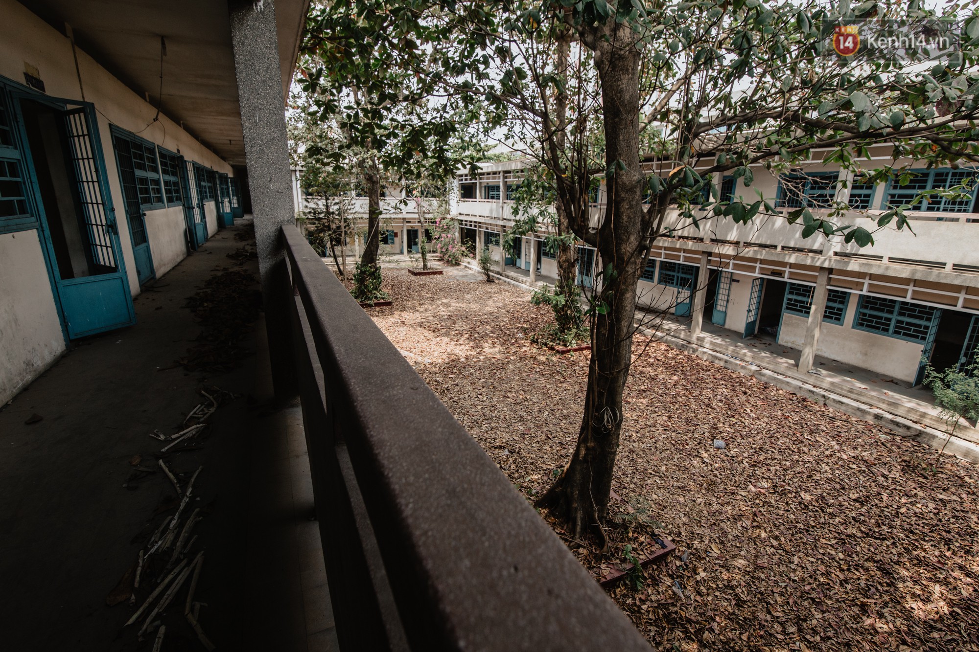 Khung cảnh rợn người bên trong trường học 40 năm tuổi bị bỏ hoang tại Sài Gòn - Ảnh 17.