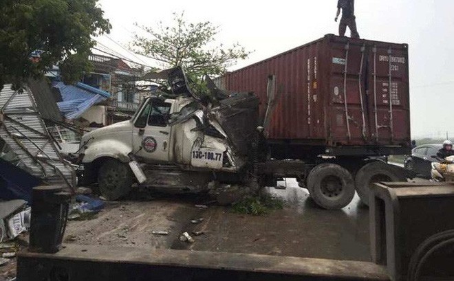 Xe container mất l&aacute;i đ&acirc;m sập 3 qu&aacute;n b&aacute;n h&agrave;ng ven đường l&uacute;c rạng s&aacute;ng - Ảnh 1.