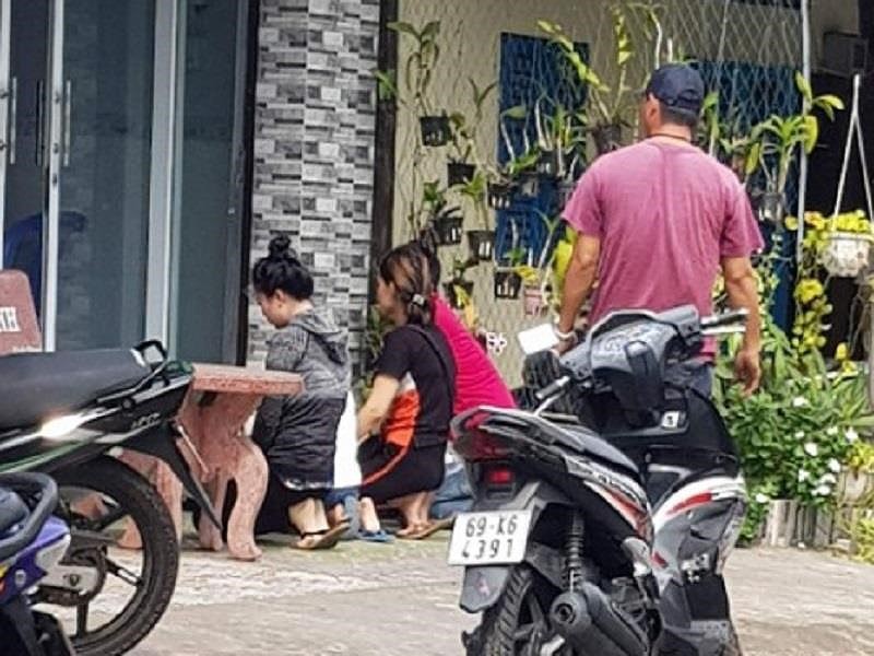 Quỳ nửa giờ trước nhà bà chủ tịch phường để xin lại con - Ảnh 3. Quỳ nửa giờ trước nhà bà chủ tịch phường để xin lại con - Ảnh 3.