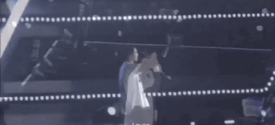 Khi idol là nghề nguy hiểm: Người bị chiếu laser vào mắt, kẻ suýt bị fan cuồng bắt cóc trước ngàn người - Ảnh 6.