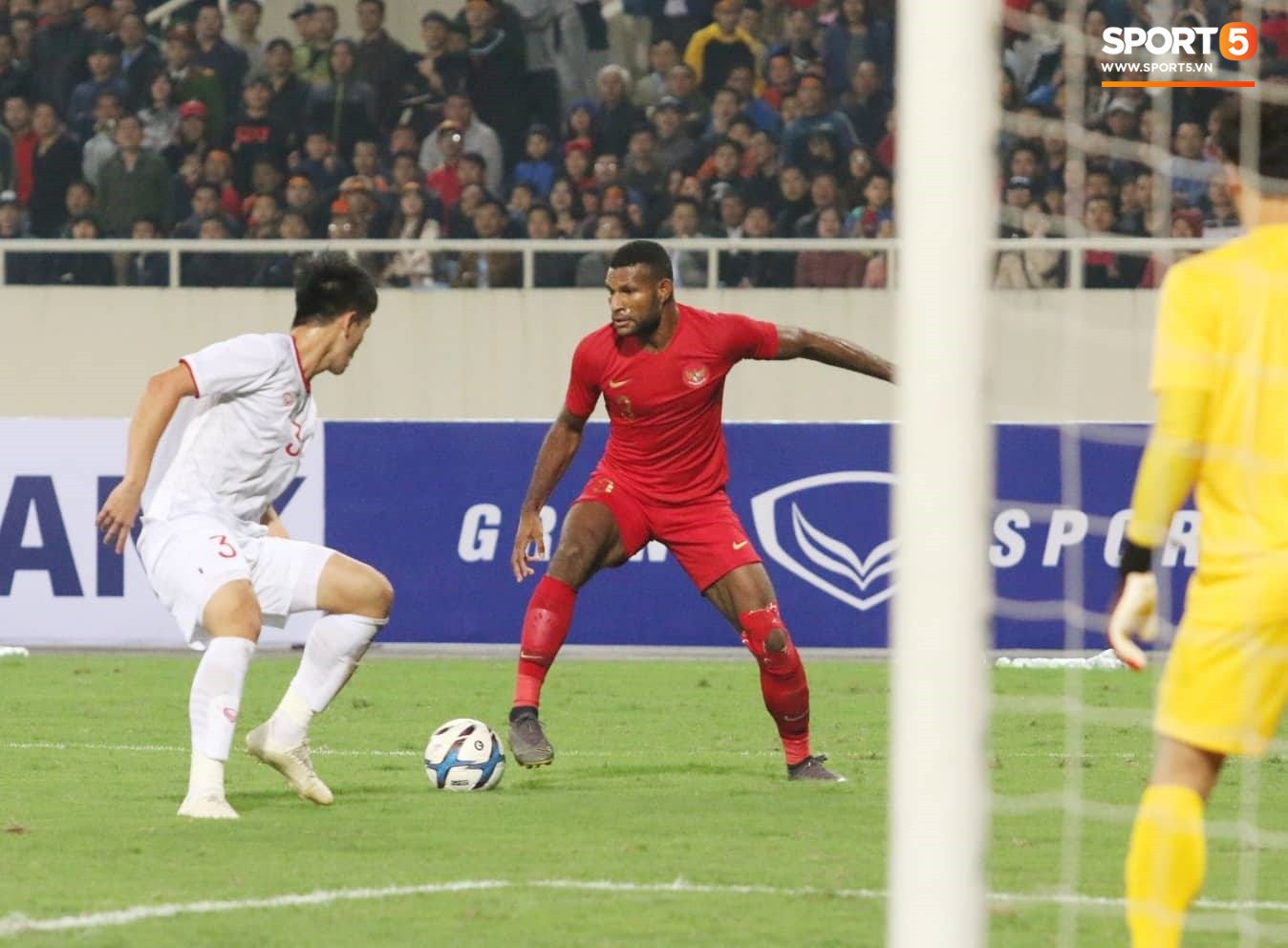 Thủ thành Bùi Tiến Dũng xử lý khó hiểu trong trận đấu với U23 Indonesia - Ảnh 8.
