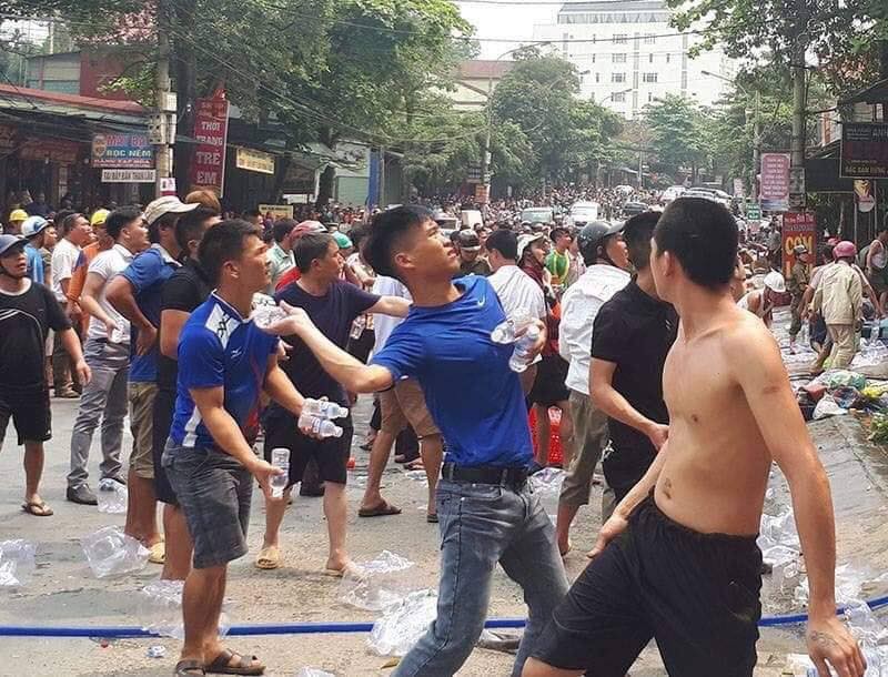 Clip: Người dân ném hàng trăm chai nước vào đám cháy để dập lửa ở Hà Tĩnh - Ảnh 2.