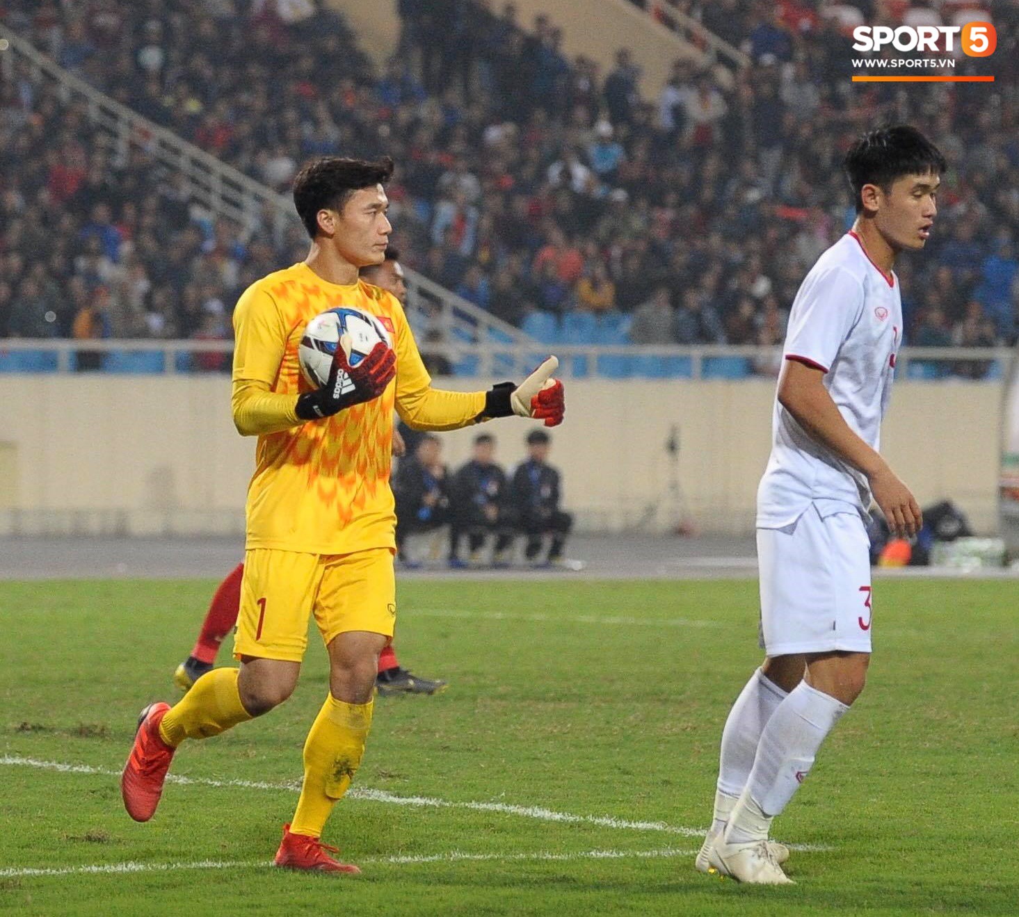 Thủ thành Bùi Tiến Dũng xử lý khó hiểu trong trận đấu với U23 Indonesia - Ảnh 5.