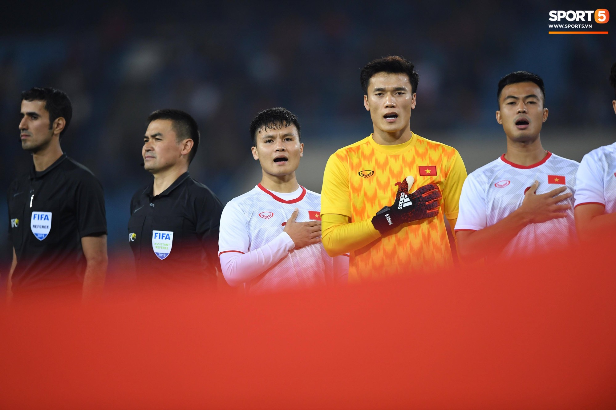 Thủ thành Bùi Tiến Dũng xử lý khó hiểu trong trận đấu với U23 Indonesia - Ảnh 1.