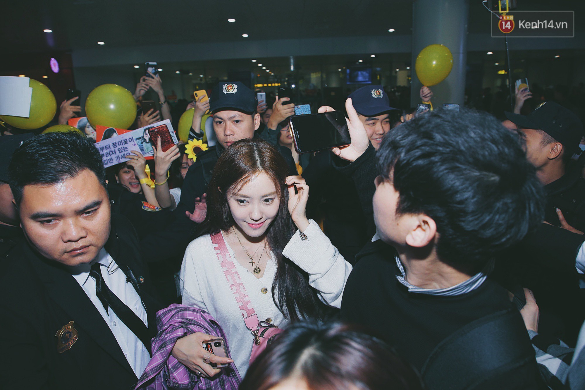 He is shocked with the Vietnamese fans surrounding the Noi Bai airport to pick up Hyomin (T-ara), but the real skin of this beauty has caused fever - figure 7.