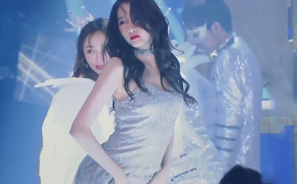Chung khung hình: Quan Hiểu Đồng sexy áp đảo cả “mỹ nhân đẹp nhất Diên Hi”, bảo sao netizen chỉ mong cô đổi ngay style - Ảnh 7. Chung khung hình: Quan Hiểu Đồng sexy áp đảo cả “mỹ nhân đẹp nhất Diên Hi”, bảo sao netizen chỉ mong cô đổi ngay style - Ảnh 7.