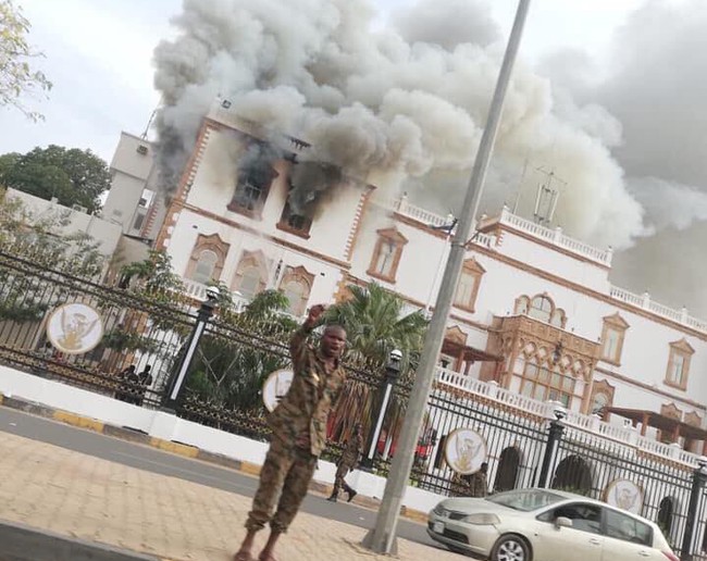 Video Dinh Tổng thống Sudan cháy, khói bốc mù mịt  - Ảnh 1.
