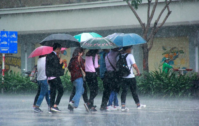 Người S&agrave;i G&ograve;n trở tay kh&ocirc;ng kịp, người ướt sũng chạy cơn mưa sau nhiều th&aacute;ng nắng gắt - Ảnh 1.