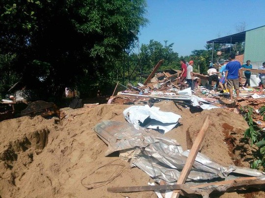  Đang ngủ trong nh&agrave;, vợ chồng bị xe ben c&aacute;n chết, con g&aacute;i 3 tuổi may mắn sống s&oacute;t  - Ảnh 2.