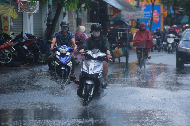 Người Sài Gòn trở tay không kịp, người ướt sũng chạy cơn mưa sau nhiều tháng nắng gắt - Ảnh 12.