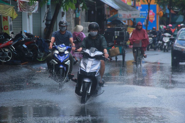 Người S&agrave;i G&ograve;n trở tay kh&ocirc;ng kịp, người ướt sũng chạy cơn mưa sau nhiều th&aacute;ng nắng gắt - Ảnh 12.