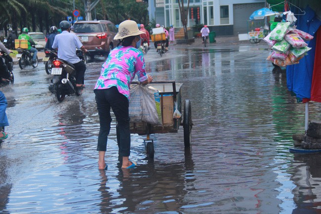 Người Sài Gòn trở tay không kịp, người ướt sũng chạy cơn mưa sau nhiều tháng nắng gắt - Ảnh 14.