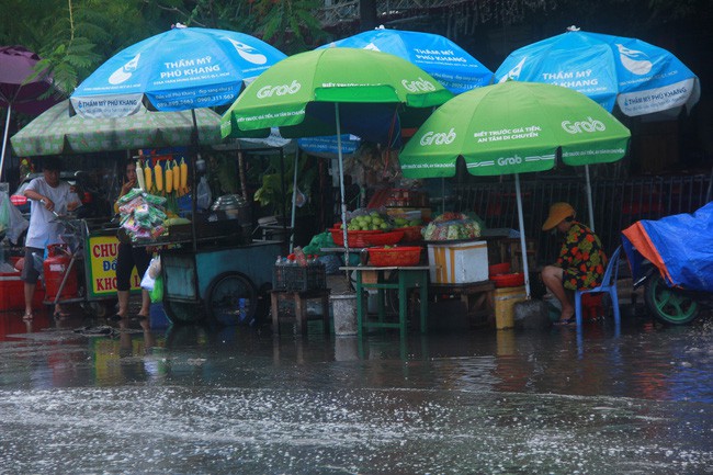 Người Sài Gòn trở tay không kịp, người ướt sũng chạy cơn mưa sau nhiều tháng nắng gắt - Ảnh 15.