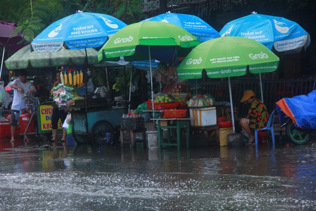 Người S&agrave;i G&ograve;n trở tay kh&ocirc;ng kịp, người ướt sũng chạy cơn mưa sau nhiều th&aacute;ng nắng gắt - Ảnh 15.