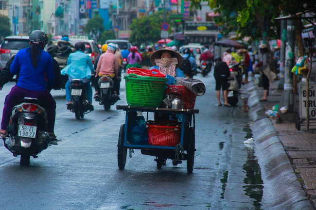 Người Sài Gòn trở tay không kịp, người ướt sũng chạy cơn mưa sau nhiều tháng nắng gắt - Ảnh 3.