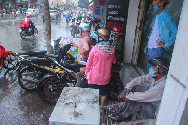 Người S&agrave;i G&ograve;n trở tay kh&ocirc;ng kịp, người ướt sũng chạy cơn mưa sau nhiều th&aacute;ng nắng gắt - Ảnh 4.