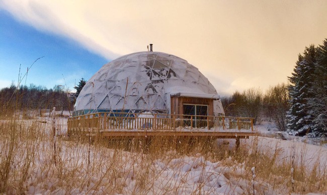 Ấn tượng với ngôi nhà trong suốt hình cầu đặc biệt được xây dựng ngay gần Bắc Cực của gia đình 6 người - Ảnh 6.