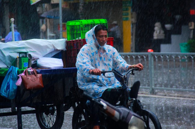 Người Sài Gòn trở tay không kịp, người ướt sũng chạy cơn mưa sau nhiều tháng nắng gắt - Ảnh 7.