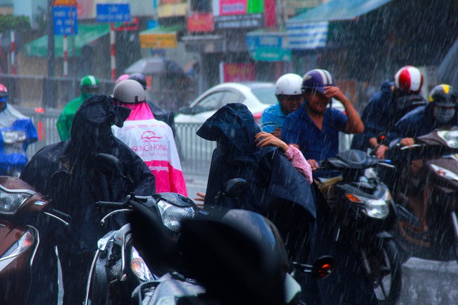 Người Sài Gòn trở tay không kịp, người ướt sũng chạy cơn mưa sau nhiều tháng nắng gắt - Ảnh 8.