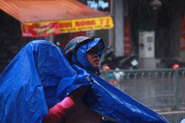 Người Sài Gòn trở tay không kịp, người ướt sũng chạy cơn mưa sau nhiều tháng nắng gắt - Ảnh 9.