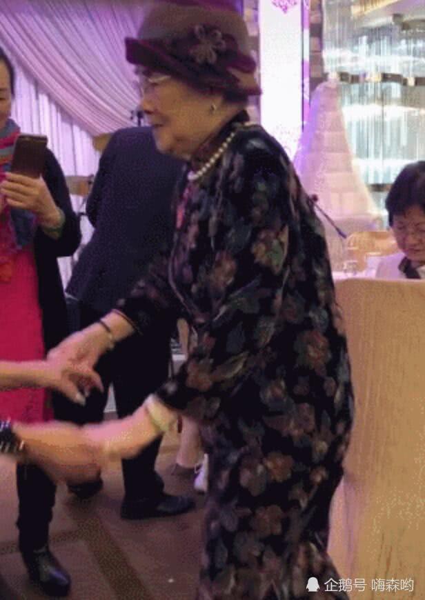 Hé lộ hình ảnh từ bữa tiệc tiêu tốn 7 tỷ đồng, la liệt quà dát vàng mừng thọ 95 tuổi của mẹ Mai Diễm Phương - Ảnh 3.