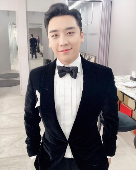 Đã chấm dứt hợp đồng nhưng vẫn bán vật phẩm liên quan đến Seungri, YG bị chỉ trích tham tiền hơn SM - Ảnh 1.