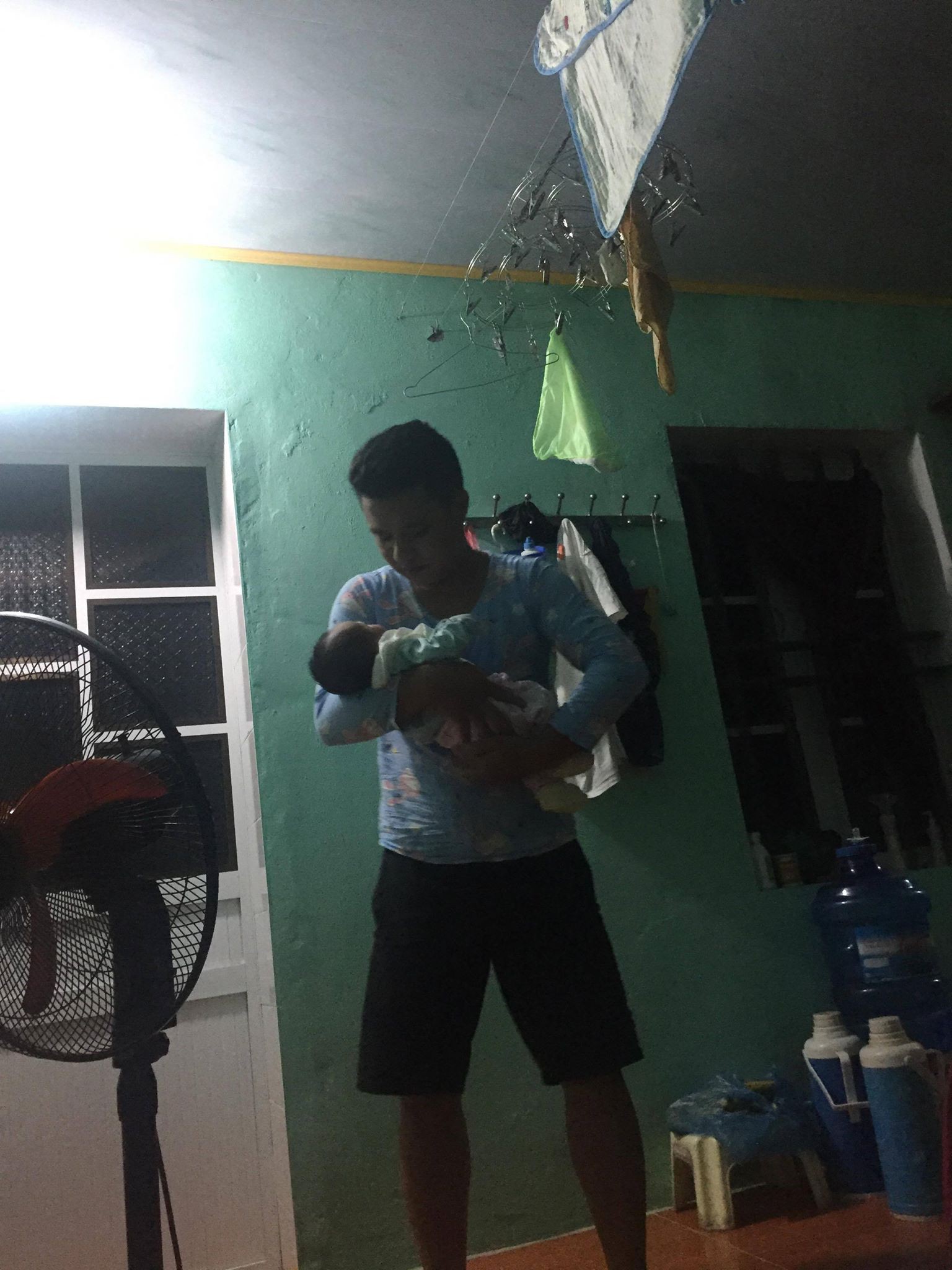 Anh chồng được dân mạng ca ngợi hết lời khi ngồi ăn cỗ vẫn bế con, quát vợ tôi lấy cô về để giặt quần áo đấy à - Ảnh 5. Anh chồng được dân mạng ca ngợi hết lời khi ngồi ăn cỗ vẫn bế con, quát vợ tôi lấy cô về để giặt quần áo đấy à - Ảnh 5.