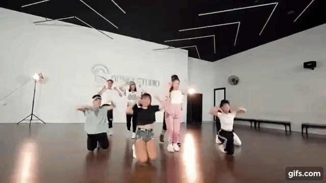 Cặp đôi BRAY và AMEE tung MV dance Exs Hate Me với vũ điệu cắm sừng dễ thương vô đối - Ảnh 3.