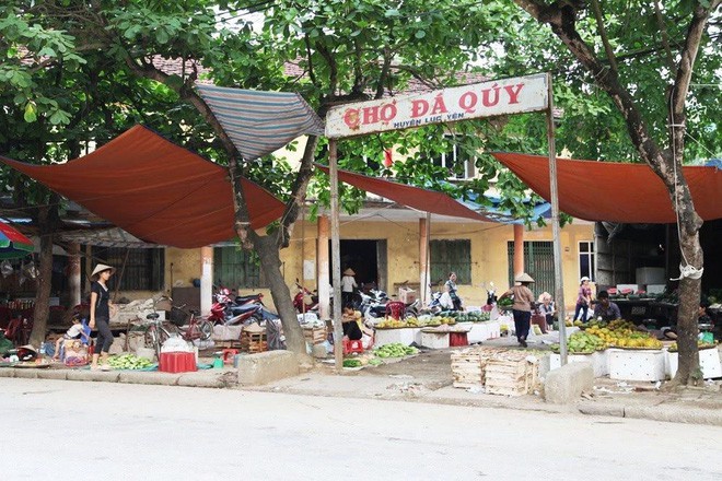Chuyện lạ ở Việt Nam: Bán đá quý tiền tỷ tại chợ tạm ven đường - Ảnh 1.