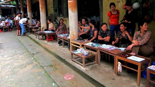 Chuyện lạ ở Việt Nam: Bán đá quý tiền tỷ tại chợ tạm ven đường - Ảnh 13. Chuyện lạ ở Việt Nam: Bán đá quý tiền tỷ tại chợ tạm ven đường - Ảnh 13.