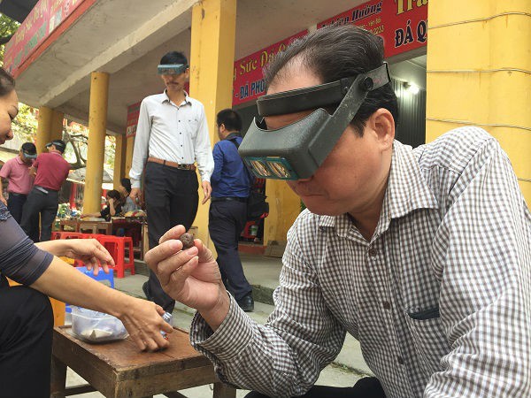 Chuyện lạ ở Việt Nam: Bán đá quý tiền tỷ tại chợ tạm ven đường - Ảnh 10.