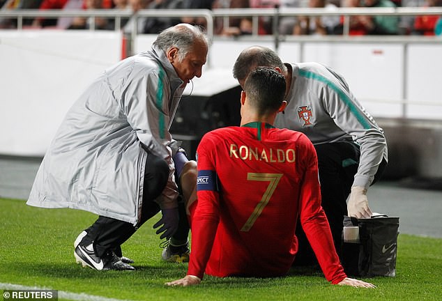 Chảy m&aacute;u mũi v&agrave; d&iacute;nh chấn thương đ&ugrave;i, Ronaldo buồn b&atilde; rời s&acirc;n mang tới lo lắng tột c&ugrave;ng cho fan - Ảnh 5.