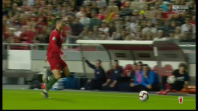 Chảy m&aacute;u mũi v&agrave; d&iacute;nh chấn thương đ&ugrave;i, Ronaldo buồn b&atilde; rời s&acirc;n mang tới lo lắng tột c&ugrave;ng cho fan - Ảnh 4.