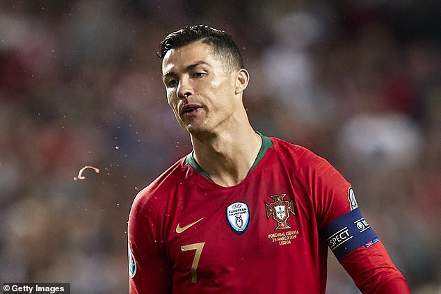 Chảy máu mũi và dính chấn thương đùi, Ronaldo buồn bã rời sân mang tới lo lắng tột cùng cho fan - Ảnh 1.