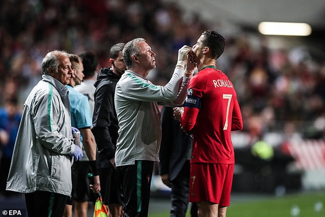 Chảy m&aacute;u mũi v&agrave; d&iacute;nh chấn thương đ&ugrave;i, Ronaldo buồn b&atilde; rời s&acirc;n mang tới lo lắng tột c&ugrave;ng cho fan - Ảnh 2.