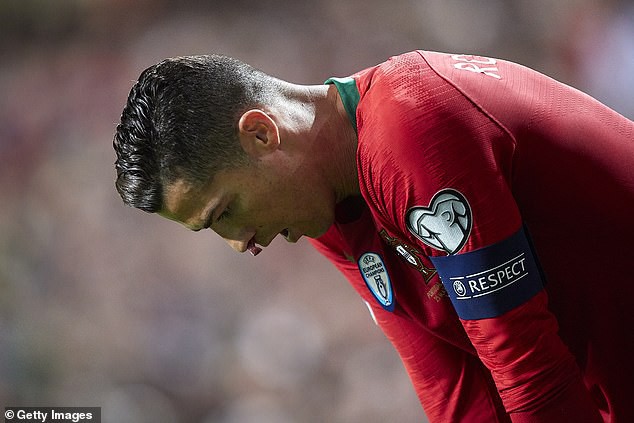 Chảy máu mũi và dính chấn thương đùi, Ronaldo buồn bã rời sân mang tới lo lắng tột cùng cho fan - Ảnh 3.