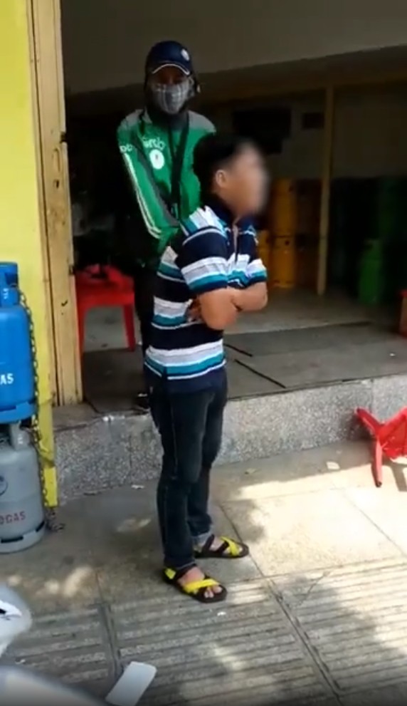 Clip: Nghi do bùng tiền xe, người đàn ông khóc lóc van xin khi bị nhóm tài xế mặc áo GrabBike lao vào xử nóng - Ảnh 2.